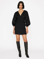 Frame-V-Neck Smocked Dress in Noir